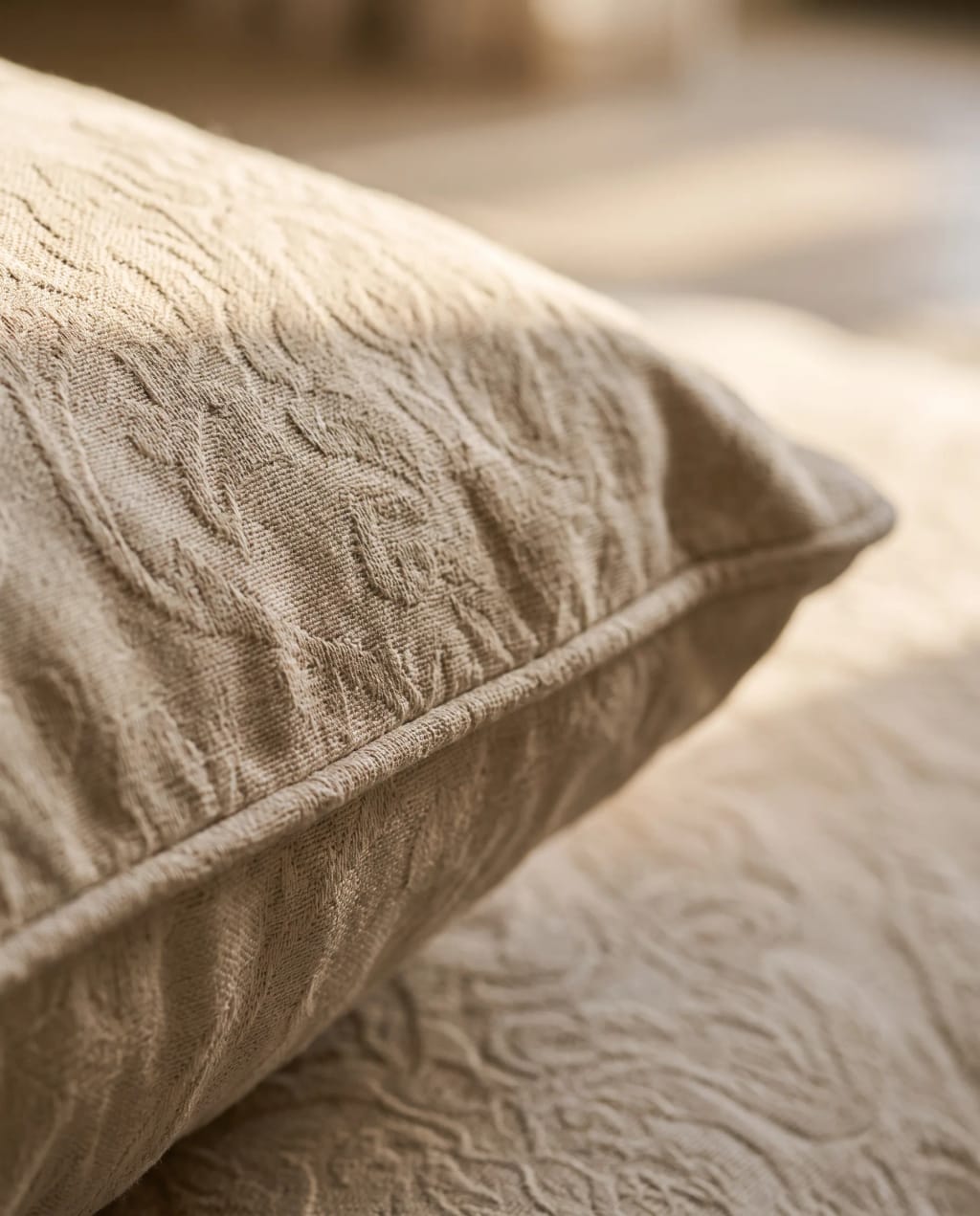 Jacquard for long evenings: close-up